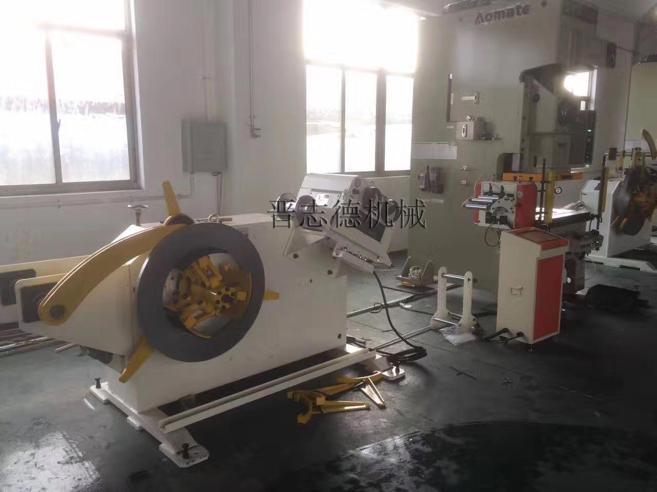 中板二合一伺服送料沖壓自動化生產(chǎn)線 中板二合一伺服送料沖壓自動化生產(chǎn)線