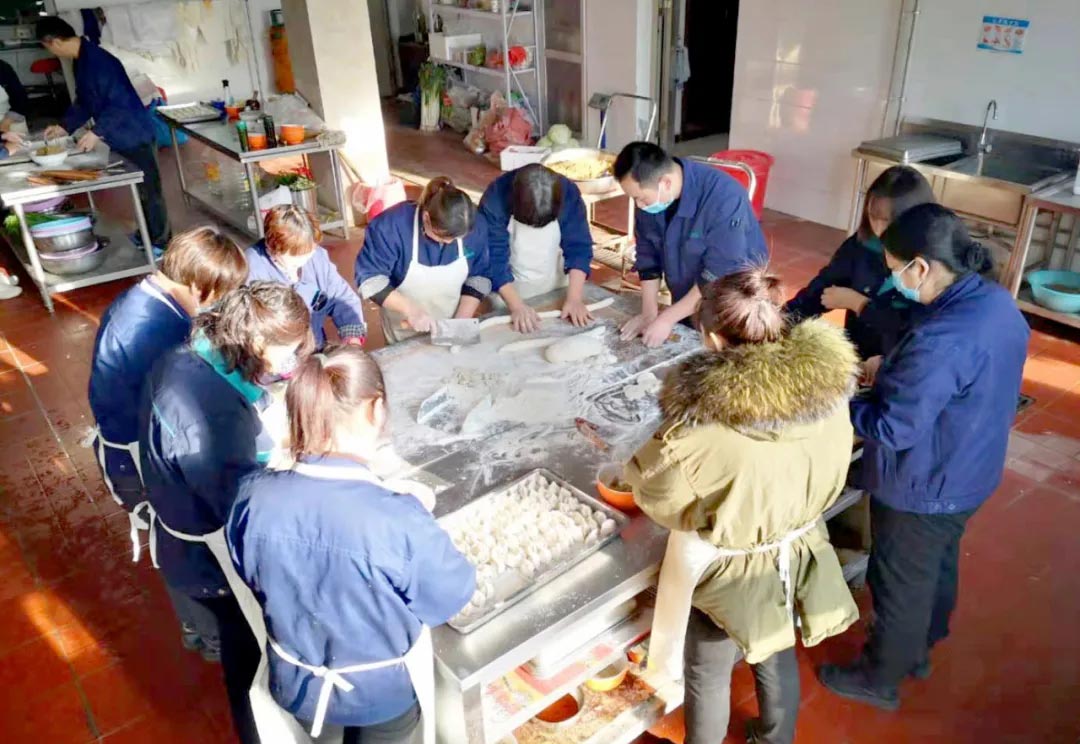 沖床送料機廠冬至包餃子 沖床送料機廠冬至包餃子