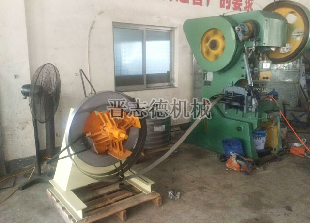 滾輪送料機(jī)配傳統(tǒng)沖床 滾輪送料機(jī)配傳統(tǒng)沖床