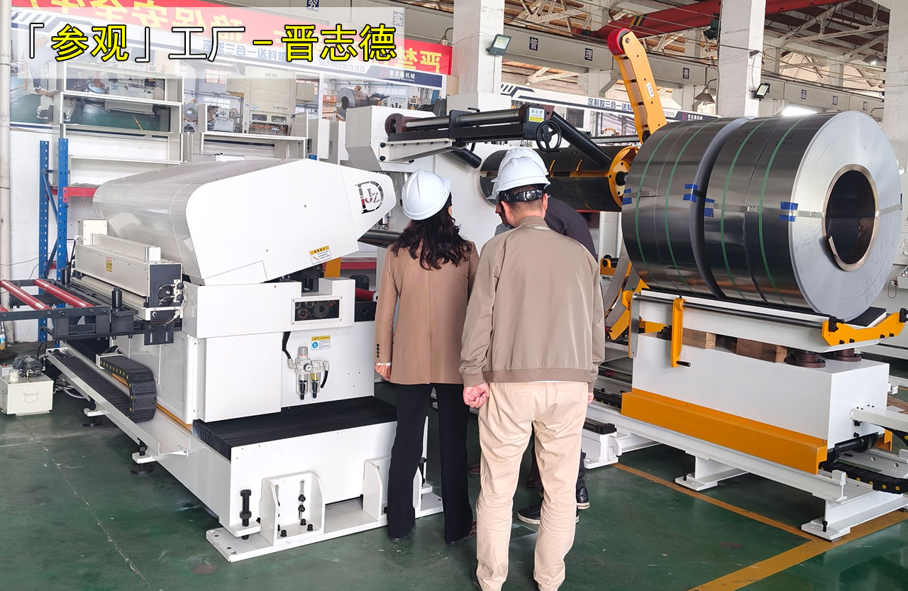 國外客戶考察送料機(jī)工廠 國外客戶考察送料機(jī)工廠