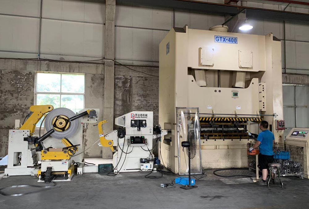 厚板三合一送料機應(yīng)用,汽車盤式制動器剎車片沖壓