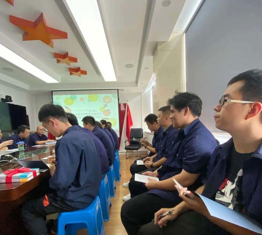 徒弟向師傅敬茶 徒弟向師傅敬茶