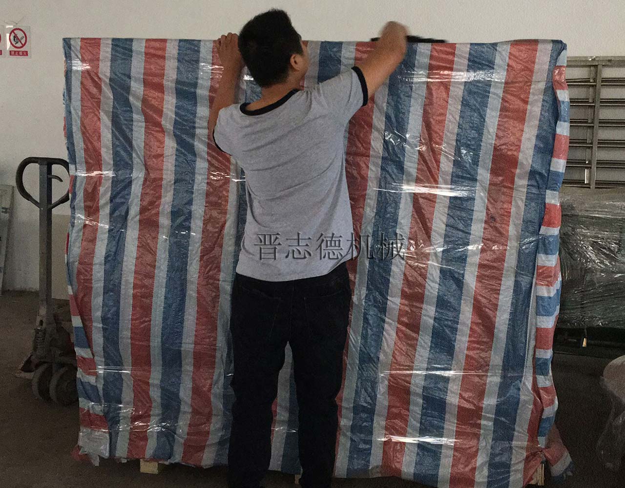 沖床送料機木箱纏繞雨布 沖床送料機木箱纏繞雨布